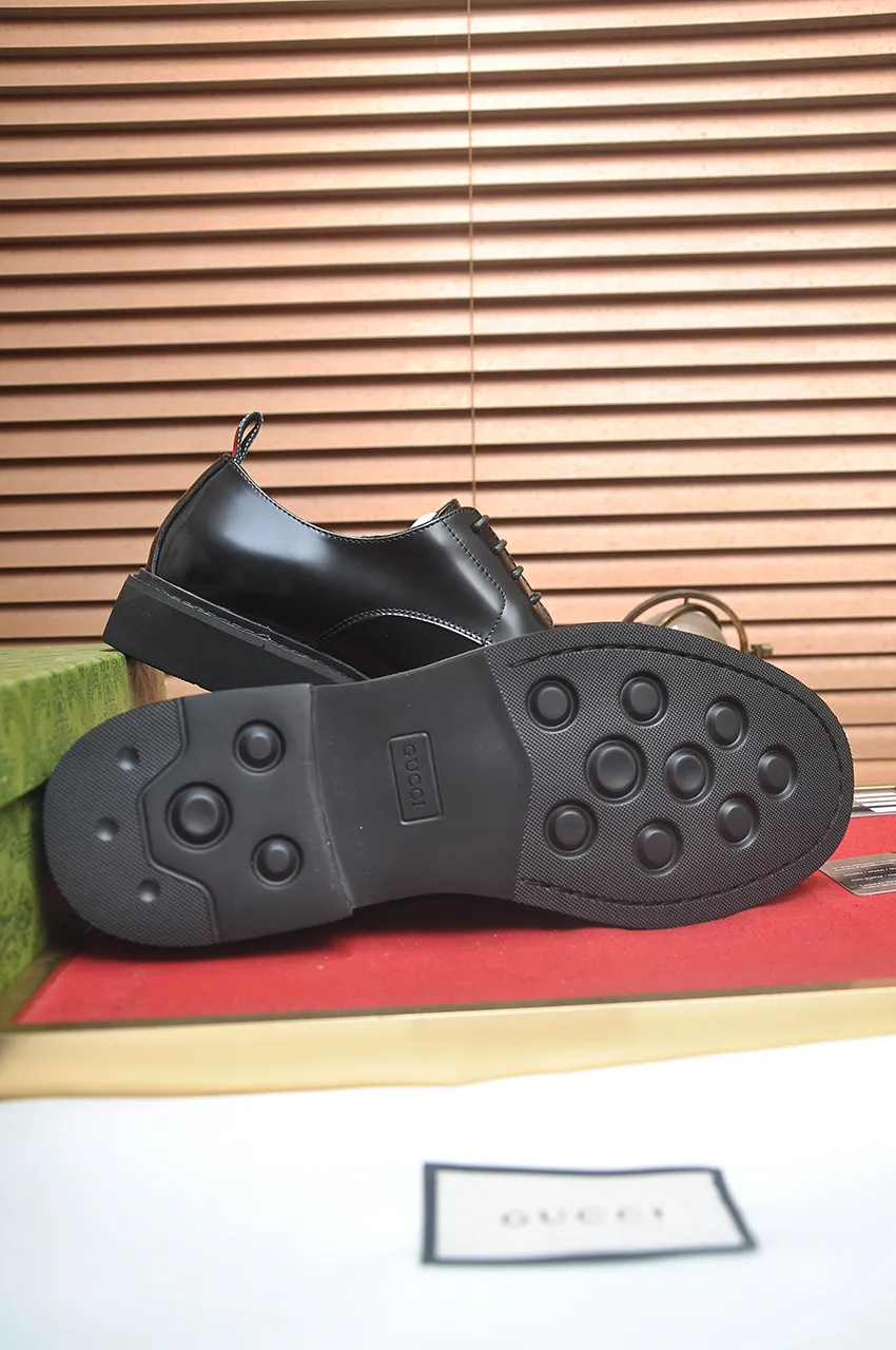 Men's shoes💰540💶Italy's top luxury men's shoe giant (GUCCI) (Gucci) (full cowhide lining) new arrival🍃Original European style🔰 Pleasant to the eye😍In order to make the shoes more durable and non-deformable🌀The production continues to follow traditional methods but there is still no lack of innovation💪Choose original sheepskin for the leather♻️ Smooth and natural And extra bright ⭐Made of imported cowhide, the first choice of rich people 38-45 (45 customized)